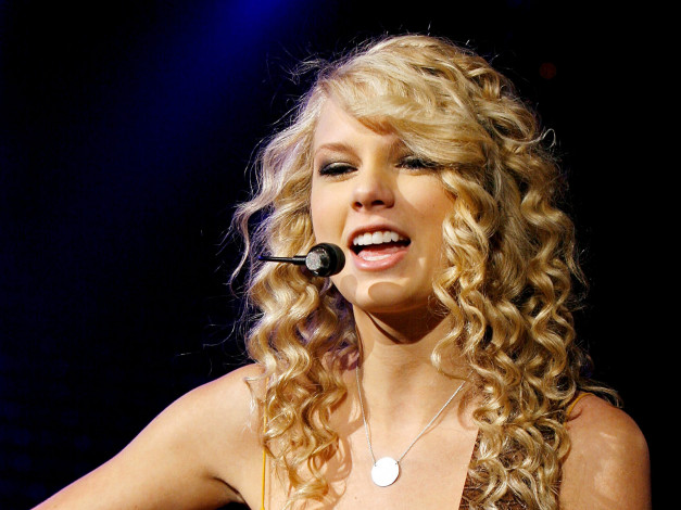 Обои картинки фото Taylor Swift, девушки, , , микрофон, блондинка, локоны