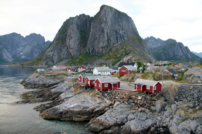 Обои картинки фото норвегия, москенес, города, пейзажи, дома, горы, река
