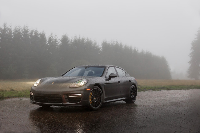 Обои картинки фото 2014, porsche, panamera, gts, автомобили, дорога, дождь, туман