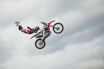 Картинка спорт мотоспорт облака небо прыжок мотоцикл