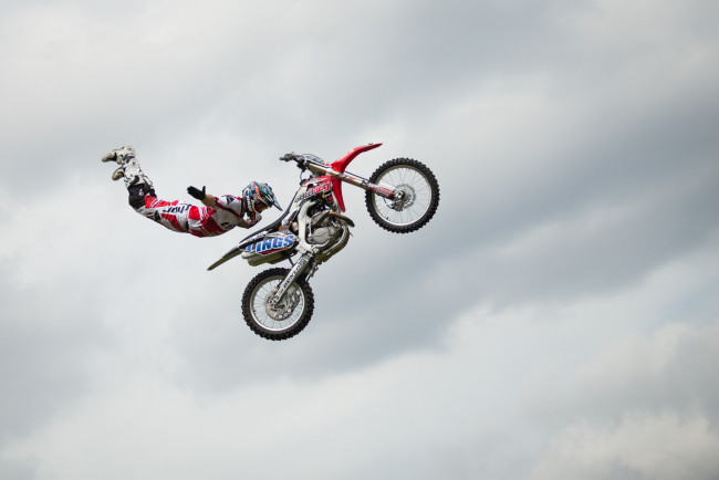 Обои картинки фото спорт, мотоспорт, облака, небо, прыжок, мотоцикл