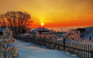 Картинка города -+здания +дома снег зима дома деревня забор закат