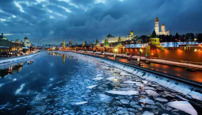 Обои картинки фото города, москва , россия, сумерки, река, небо, облака, кремль, лед, дорога, огни