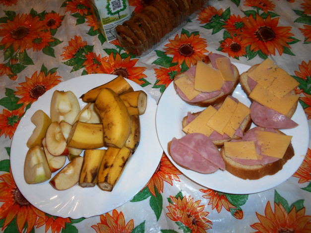 Обои картинки фото еда, бутерброды,  гамбургеры,  канапе, колбаса, сыр, хлеб, яблоки, бананы