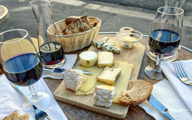 Обои картинки фото еда, сырные изделия, ассорти, сыр, хлеб, вино