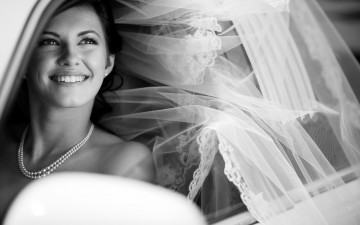 Картинка девушки -unsort+ невесты улыбка невеста окно лицо машина бусы фата