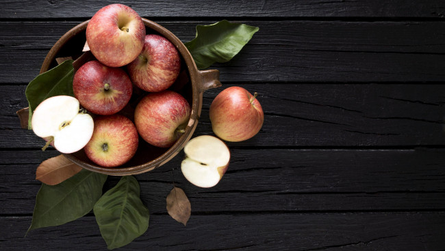 Обои картинки фото еда, яблоки, миска, листья