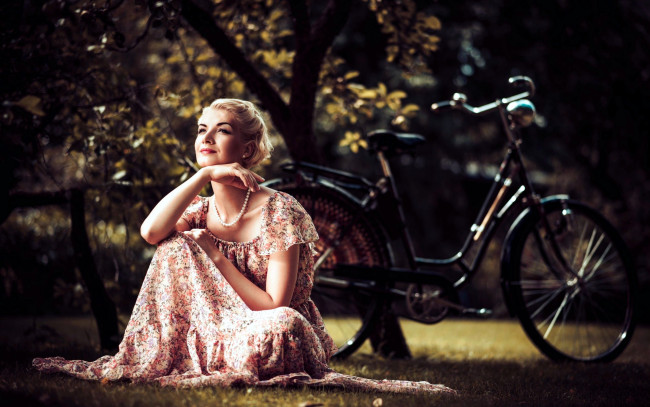Обои картинки фото девушки, - блондинки,  светловолосые, парк, блондинка, велосипед