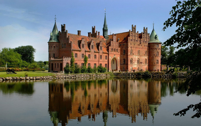 Обои картинки фото egeskov, castle, denmark, города, дворцы, замки, крепости