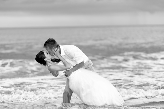 Обои картинки фото разное, мужчина женщина, море, невеста, поцелуй, жених
