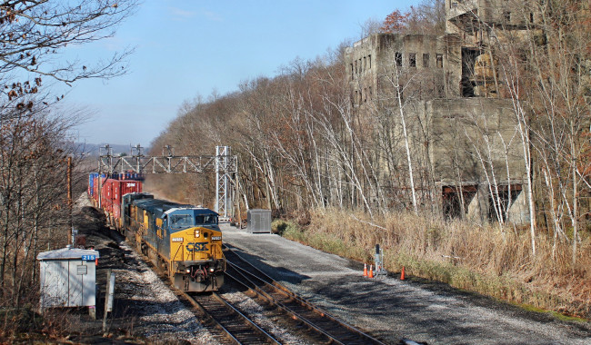 Обои картинки фото техника, поезда, железная, дорога, грузовой, состав, локомотив, вагоны, рельсы