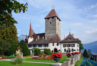 обоя castle spiez   швейцария, города, замки швейцарии, трава, клумбы, замок, швейцария, spiez, castle