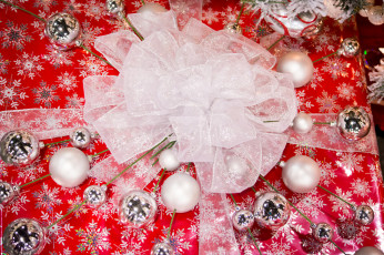 Картинка праздничные подарки+и+коробочки праздник новый год рождество елка украшения снег чудеса