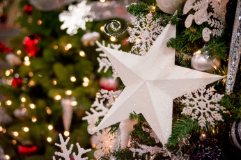 обоя праздничные, снежинки и звёздочки, праздник, новый, год, рождество, елка, украшения, снег, чудеса