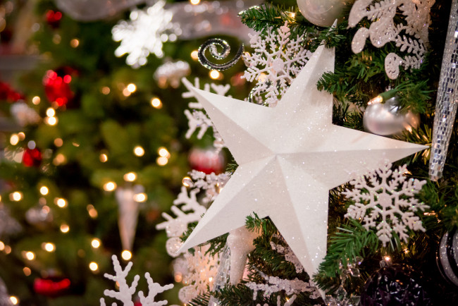 Обои картинки фото праздничные, снежинки и звёздочки, праздник, новый, год, рождество, елка, украшения, снег, чудеса