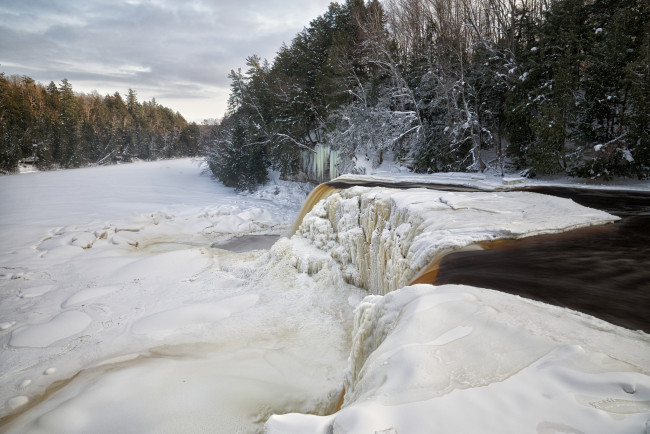 Обои картинки фото природа, зима, лес, река, водопад