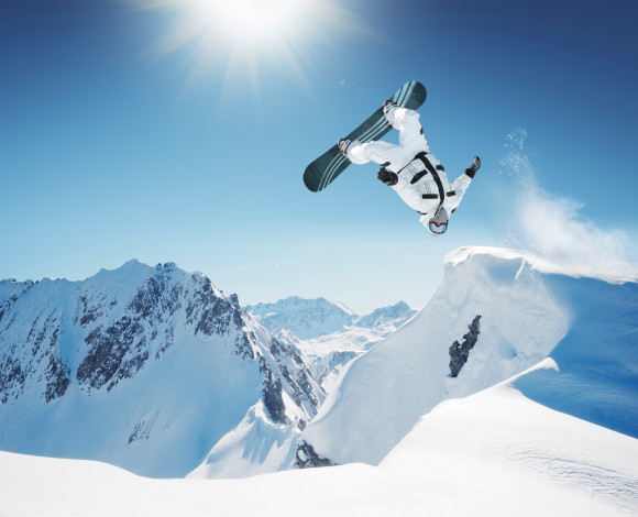 Обои картинки фото спорт, сноуборд, небо, горы, очки, сальто, солнце, природа, снег, зима, доска, snowboarding, прыжок, облака