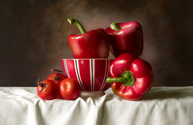 Обои картинки фото еда, овощи, миска, помидоры, перец, красный, болгарский
