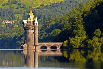 обоя lake vyrnwy tower ,  wales,  england, города, - дворцы,  замки,  крепости, lake, vyrnwy, tower, уэльс, england, wales, отражение, озеро, вирнви, башня, англия, водная, гладь, лес