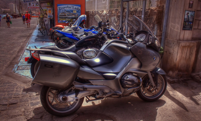 Обои картинки фото мотоциклы, разные вместе, байки, тротуар, улица