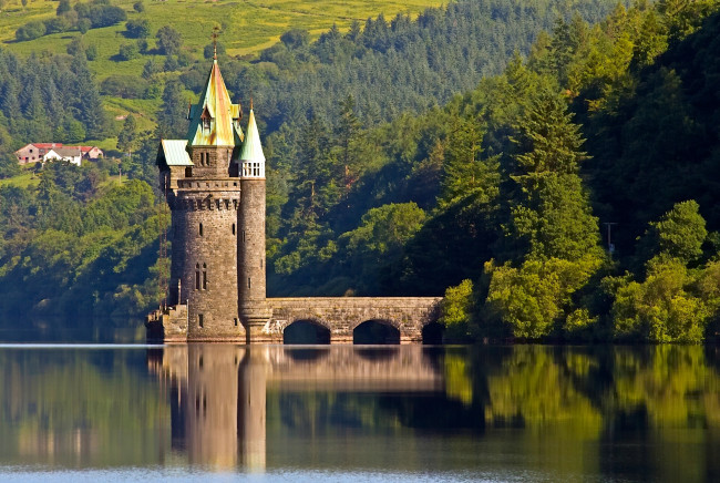 Обои картинки фото lake vyrnwy tower ,  wales,  england, города, - дворцы,  замки,  крепости, lake, vyrnwy, tower, уэльс, england, wales, отражение, озеро, вирнви, башня, англия, водная, гладь, лес