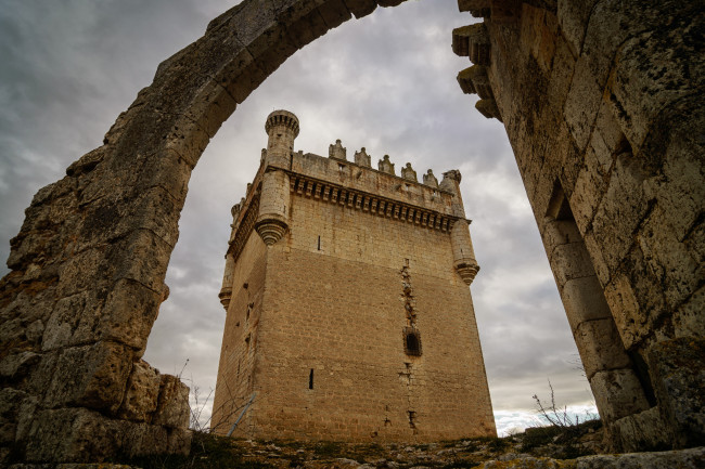 Обои картинки фото belmonte de campos,  palencia, города, замки испании, башня, замок