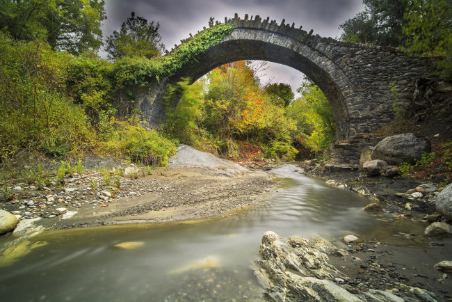 Обои картинки фото природа, реки, озера, мост, осень, река, деревья, арка