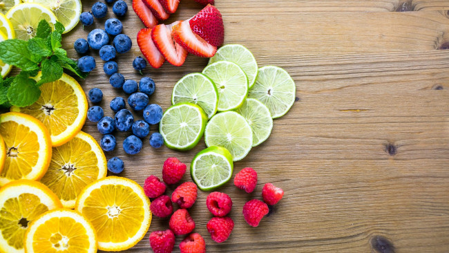 Обои картинки фото еда, фрукты,  ягоды, апельсин, мята, черника, клубника, малина, лайм