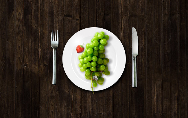 Обои картинки фото еда, виноград, приборы, ягоды, тарелка