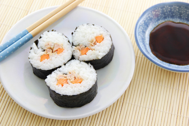 Обои картинки фото еда, рыба,  морепродукты,  суши,  роллы, японская, кухня, роллы, соус
