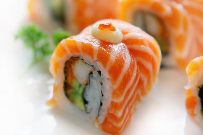 Обои картинки фото еда, рыба,  морепродукты,  суши,  роллы, японская, лосось, роллы, кухня