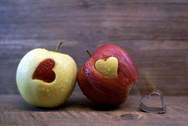 Обои картинки фото еда, Яблоки, яблоки, сердечки, капли, дуэт