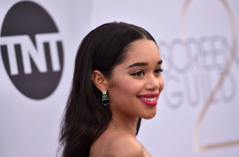 обоя laura harrier, девушки, макияж, актриса, модель, взгляд, поза, чернокожая, красотка, девушка, лицо, портрет, laura, harrier, темнокожая, брюнетка