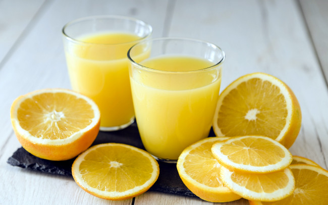Обои картинки фото еда, напитки,  сок, стаканы, сок, лимоны, лимонный