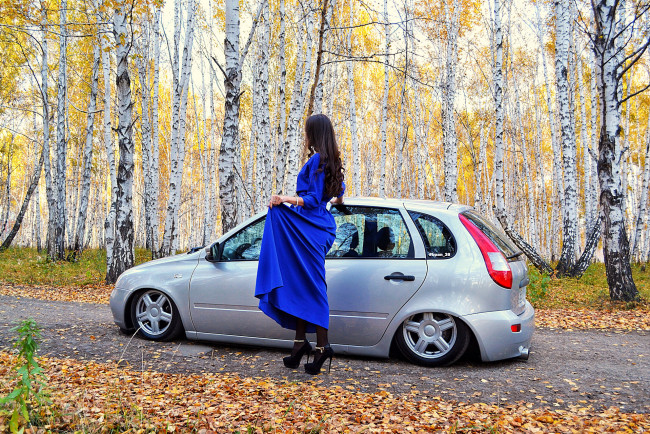 Обои картинки фото лада калина, автомобили, -авто с девушками, лада, ваз, хэтчбек, девушка, осень, калина, автомобиль, дорога, деревья