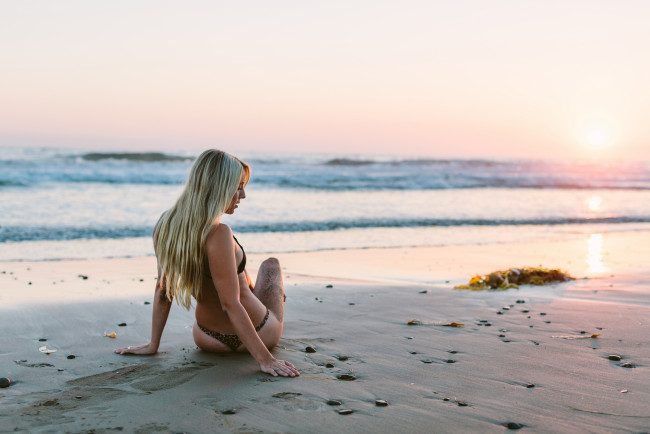 Обои картинки фото девушки, - блондинки,  светловолосые, блондинка, купальник, берег, море, камни
