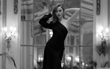 Картинка девушки phoebe+dynevor платье зеркало черно-белая