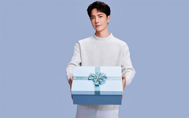 Обои картинки фото мужчины, wang yi bo, актер, свитер, коробка, подарок