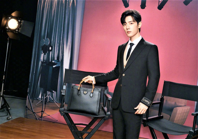 Обои картинки фото мужчины, xiao zhan, актер, костюм, сумка, кресла, софит