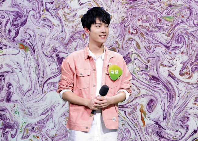 Обои картинки фото мужчины, xiao zhan, актер, пиджак, микрофон