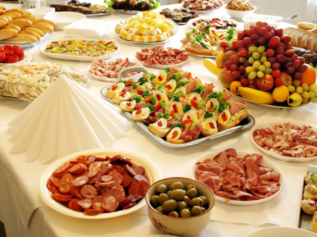 Обои картинки фото еда, разное, бутерброды, оливки, ветчина, колбаса, фрукты