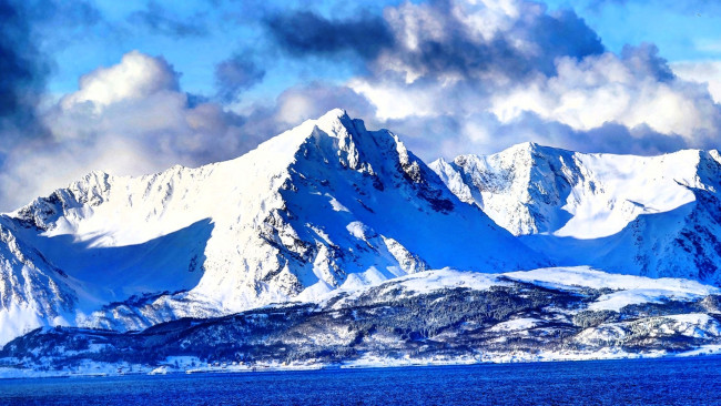 Обои картинки фото природа, горы, скалы, снег, небо, облака, море