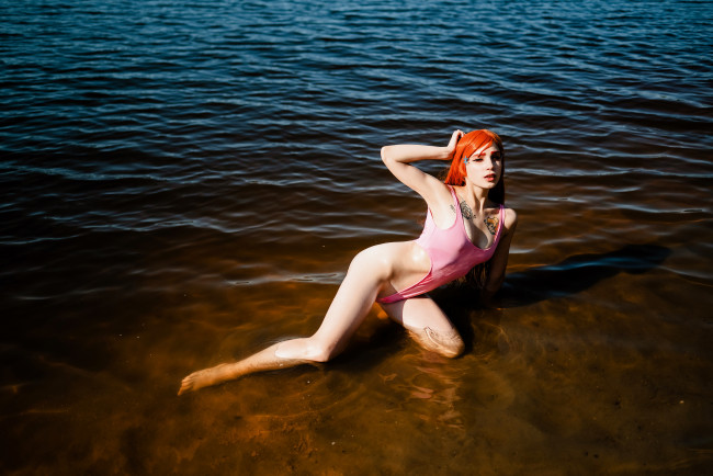Обои картинки фото девушки, sofia lovegood, рыжая, купальник, тату, озеро