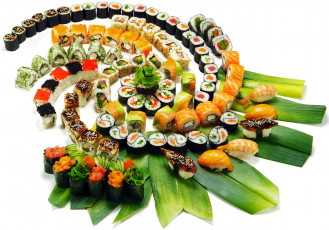 обоя еда, рыба,  морепродукты,  суши,  роллы, лосось, красная, икра, морепродукты, чёрная, японская, кухня, роллы, суси, листья, зелень, суши, украшения, сервировка, japan, food, sushi, нарезка, тунец, креветки, рис, ломтики