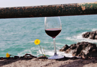 обоя еда, напитки,  вино, вино, море, бокал, цветы