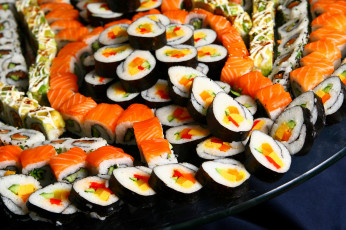 обоя еда, рыба,  морепродукты,  суши,  роллы, ломтики, sushi, нарезка, japan, food, лосось, rolls, японская, кухня, роллы, суши, морепродукты, красная