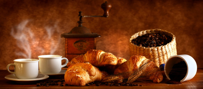 Обои картинки фото еда, кофе,  кофейные зёрна, круассаны, кофемолка, чашки, молотый, зерна