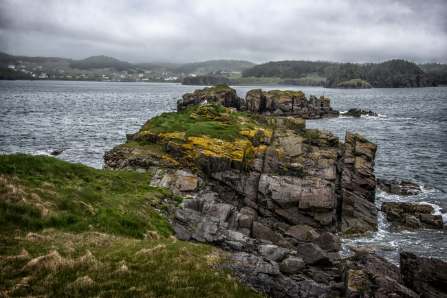Обои картинки фото fort point lighthouse,  trinity bay,  newfoundland, природа, побережье, мыс, скалы, океан, пролив