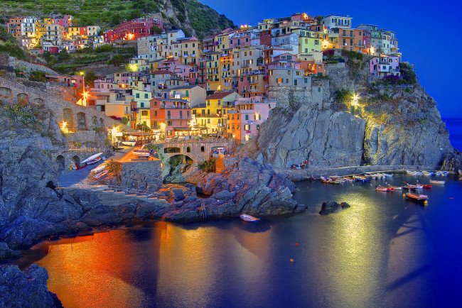Обои картинки фото города, амальфийское и лигурийское побережье , италия, манарола, лигурия, manarola, отражение, огни, сумерки, вечер, liguria, italia