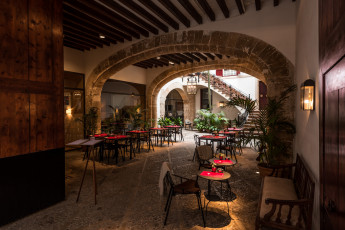 обоя palma de mallorca - courtyard, интерьер, кафе,  рестораны,  отели, дворик, столики